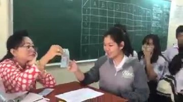 Cô giáo lì xì học sinh theo phong cách 'Đừng để tiền rơi'