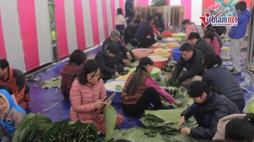 Rộn ràng gói bánh chưng ở chung cư