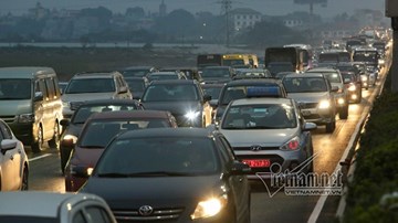 Ô tô dàn hàng 5 'chôn chân' đầu cao tốc Pháp Vân