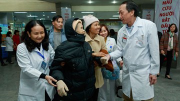Cái nắm tay của Viện trưởng khiến bệnh nhân quên đau đớn
