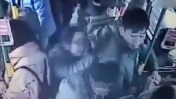 Sàm sỡ thiếu nữ trên xe bus, kẻ biến thái nhận liên hoàn tát