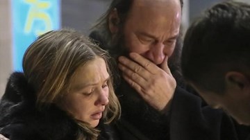 Thân nhân khóc ngất, tuyệt vọng chờ tin người nhà trong vụ rơi máy bay Nga