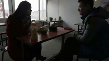 Giới trẻ Trung Quốc đua nhau thuê người yêu về quê ăn Tết