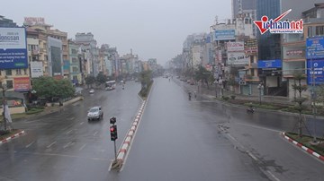 Sáng mùng 1 Hà Nội thanh vắng lạ thường