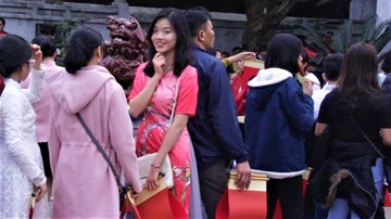 Du khách ùn ùn đổ về Văn Miếu xin chữ ngày đầu năm