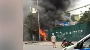 Lửa lớn, khói đen bao trùm xưởng sửa chữa lốp ô tô tại Hà Nội