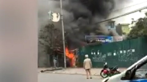 Lửa lớn, khói đen bao trùm xưởng sửa chữa lốp ô tô tại Hà Nội