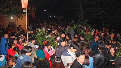 Hàng nghìn người đến phiên chợ chỉ họp rạng sáng mùng 3 Tết