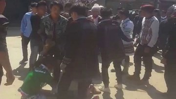 Cô gái H'mong gào khóc khi bị nhóm thanh niên bắt về làm vợ