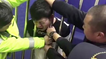 Tài xế say xỉn kẹt đầu giữa song sắt buồng giam, khóc tu tu như trẻ con