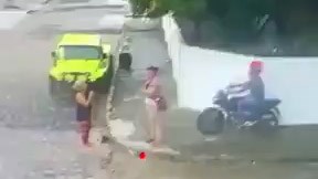 Thanh niên cầm súng đi cướp bị phụ nữ vung chổi đánh tới tấp