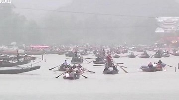 Hàng nghìn người đổ về chùa Hương trước giờ khai hội