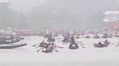 Hàng nghìn người đổ về chùa Hương trước giờ khai hội