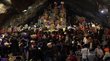 Hàng nghìn người xuyên đêm trẩy hội chùa Hương