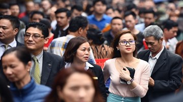 Chen chân đặt lễ phủ Tây Hồ ngày đầu năm mới