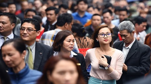 Chen chân đặt lễ phủ Tây Hồ ngày đầu năm mới