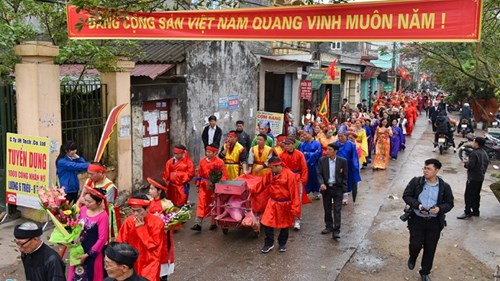 Người dân chen nhau mừng tuổi 