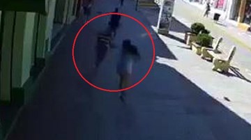 Cướp chạy bộ giật phăng túi xách, kéo lê cô gái trên đường