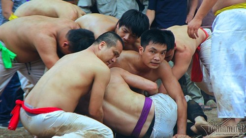 Trai tráng Hà Nội mình trần lao vào cướp cầu đầu năm