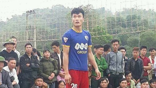 Thủ môn Tiến Dũng đấu bóng chuyền với sao điền kinh