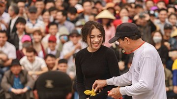 Cô gái Hải Phòng xinh đẹp tham gia hội thi đấu vật làng