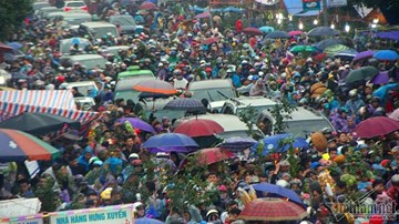 Nghìn người chôn chân trong mưa rét trên đường đến chợ Viềng