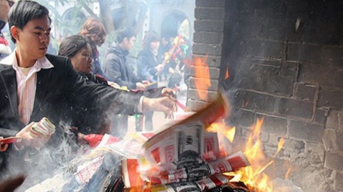 Bỏ tục đốt vàng mã: Người dân nói gì?