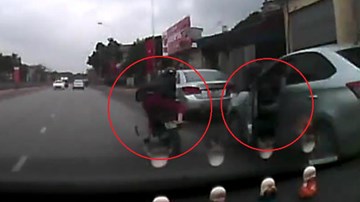 Mở cửa ô tô đốn ngã xe máy khiến dân mạng tranh cãi