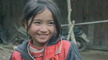 Nụ cười 'tan chảy trái tim' của bé gái H'Mông 'hút' dân mạng