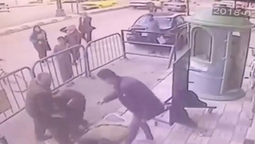 Cảnh sát Ai Cập nhanh tay cứu bé 5 tuổi rơi từ tầng 3
