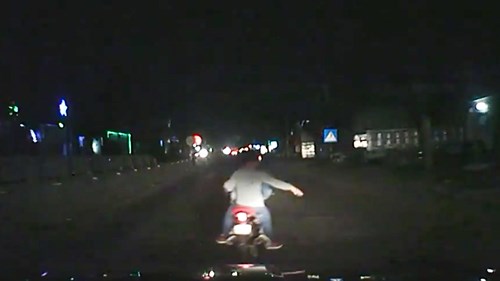 Truy tìm 3 thanh niên rượt đuổi, đập phá ô tô trên QL1A