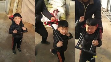 Con kẹt đầu vào ghế khóc tu tu, mẹ vừa quay clip vừa cười ha hả