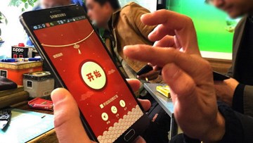 Bị cách chức vì nhận lì xì online