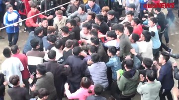 Hàng trăm người xâu xé cướp chiếu cầu quý tử ở Vĩnh Phúc