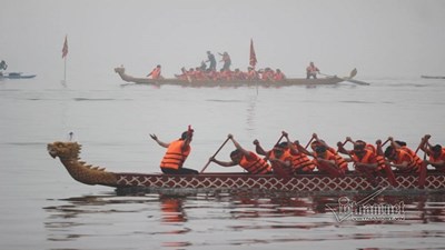 Hàng chục thuyền rồng tranh đua giữa lòng Hà Nội