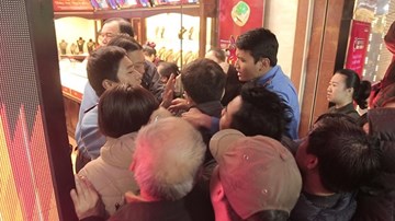 'Xếp hàng suốt từ sáng không còn vàng là như thế nào?'