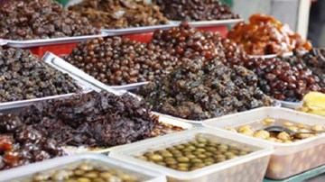Phát hoảng với quy trình chế biến ô mai siêu bẩn