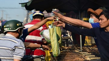 Nhộn nhịp mua bán ở 'phố cá lóc nướng' Sài Gòn