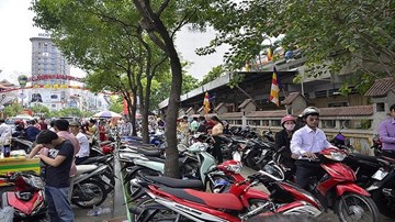 Bãi giữ xe chặt chém hoành hành mùa lễ hội