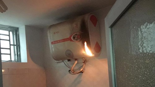Bình nóng lạnh bất ngờ bốc cháy, hai mẹ con hoảng loạn