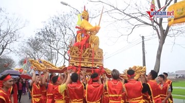 Độc đáo lễ đón rước vua sống xứ Đông Anh