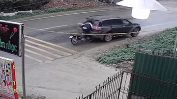 Xe máy phóng như tên lửa, đâm vỡ kính ô tô dừng đột ngột