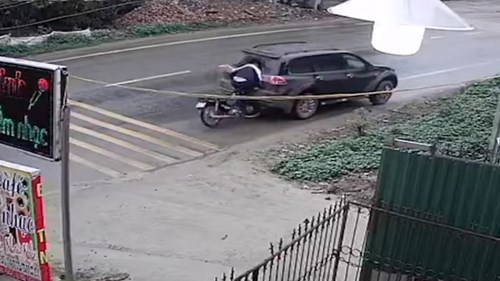Xe máy phóng như tên lửa, đâm vỡ kính ô tô dừng đột ngột