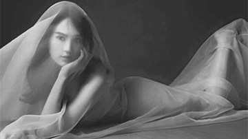 Sau ảnh 'nóng', Ngọc Trinh 'đốt mắt' fans bằng clip khoe thân táo bạo