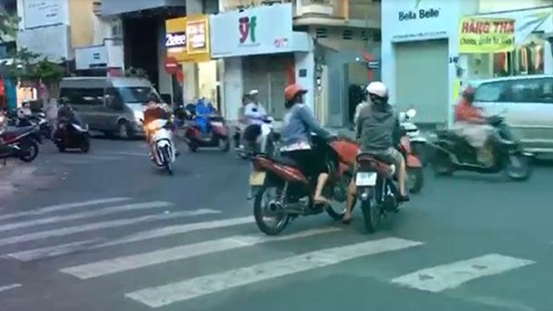 Hai phụ nữ thản nhiên dừng xe giữa đường để tâm sự