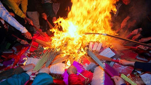 Đốt gần 100kg vàng mã, chia lửa 'lấy đỏ' đầu năm ở Hà Nội