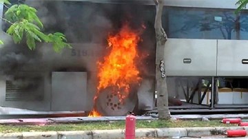 Ôtô chở hơn chục khách cháy ngùn ngụt trên đại lộ ở Sài Gòn