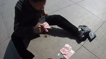 Người đàn ông đau tim rải tiền cầu cứu nhưng không mấy ai quan tâm