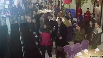 Nữ bồi bàn bị đánh túi bụi vì phục vụ 'quá chậm'