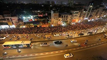 Cả nghìn người tràn xuống đường dự lễ cầu an chùa Phúc Khánh